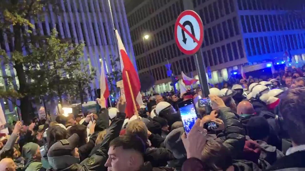 Полиция и протестиращи се събраха пред Конституционния съд на страната, снимка: X