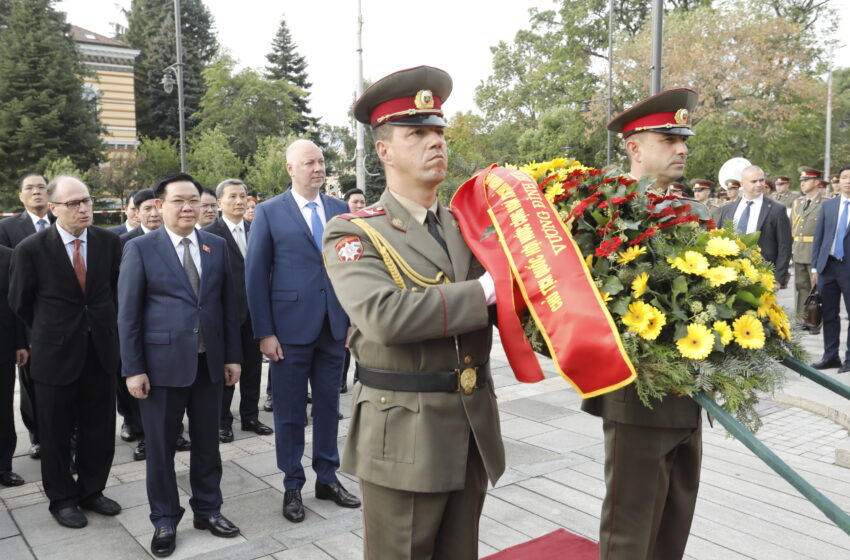  Председателят на парламента на Виетнам положи цветя пред Паметника на незнайния войн