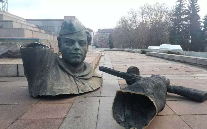 Паметникът, държавният преврат и зануляването на България