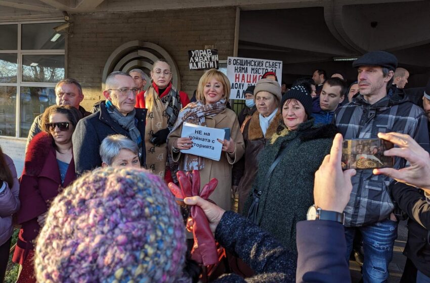  Манолова: Да попречим на “сглобката” да реже паметници и да налага цензура