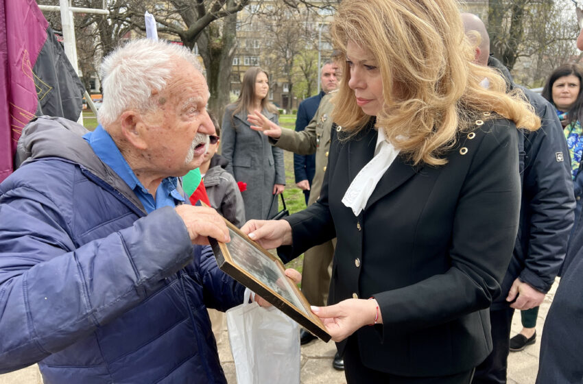  Вицепрезидентът Йотова участва в честването поклонение в София за Деня на Тракия