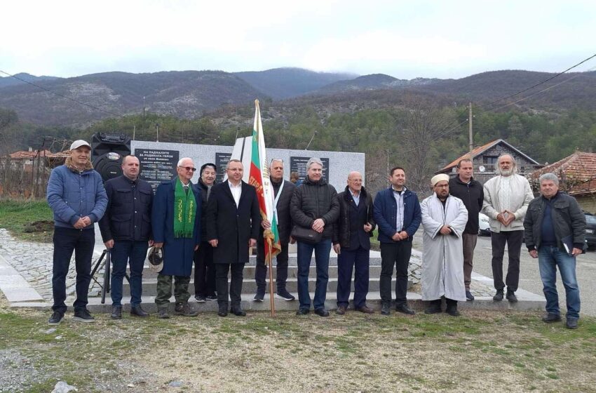  Осветиха военния паметник в с. Ясеново, Казанлъшко