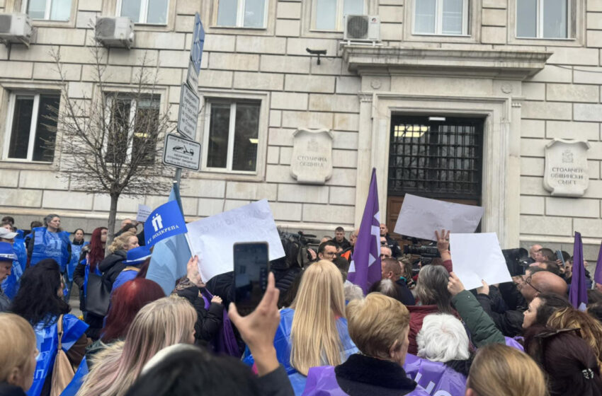  Васил Терзиев и заместникът му към протестиращи здравни работници: Не ни интересуват вашите заплати!