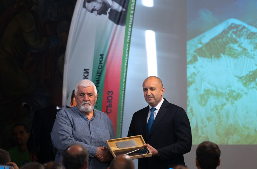  Румен Радев удостои с Почетния знак на президента участниците в първата българска експедиция за изкачване на връх Еверест