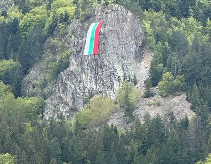  Националният флаг ще краси Орлова скала край Смолян