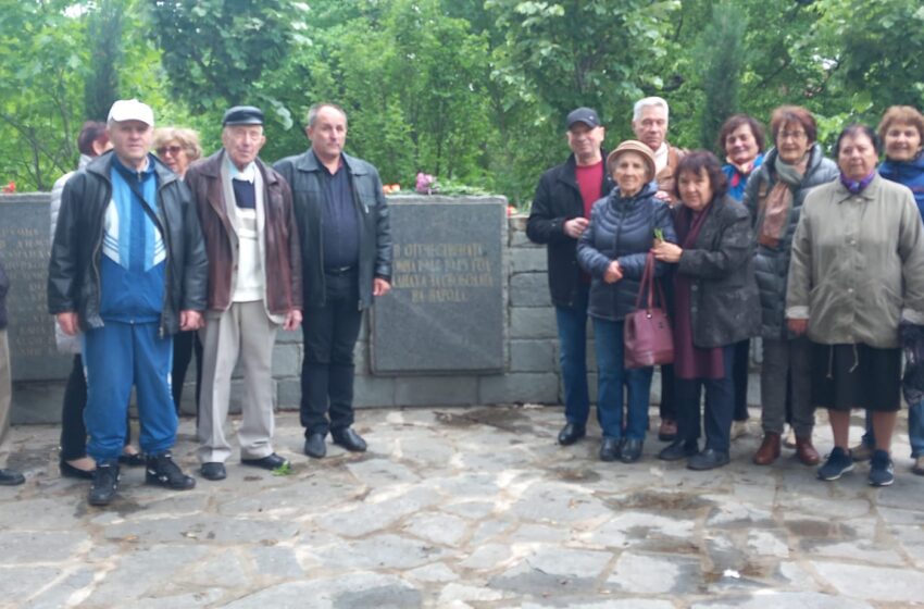 Социалисти и антифашисти от “Красна поляна” почетоха паметта на загиналите в Отечествената война