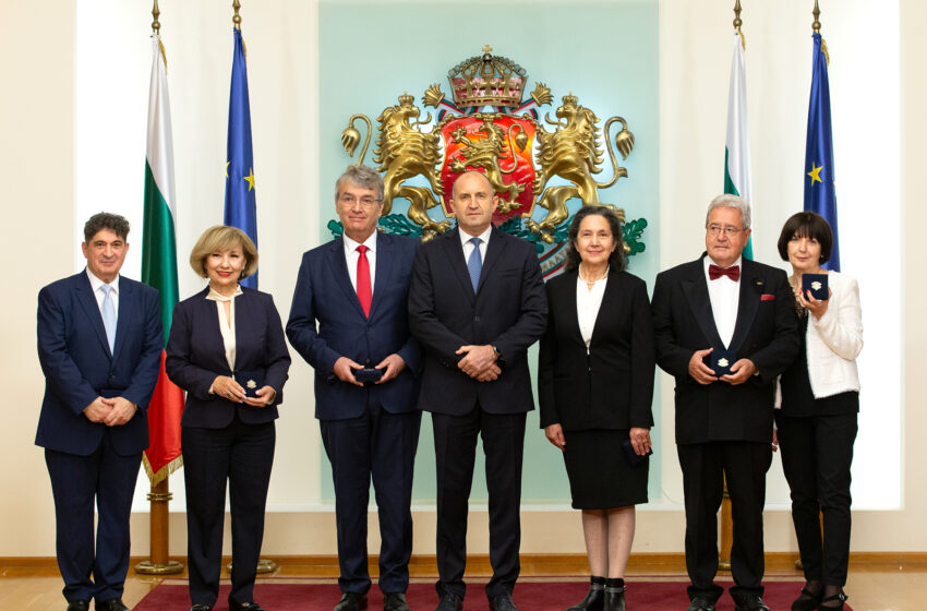  Румен Радев удостои с Почетния знак на президента видни български творци, учени и общественици