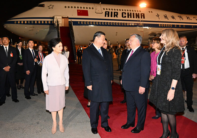  Си Дзинпин бе тържествено посрещнат в Унгария преди срещата си с премиера Виктор Орбан