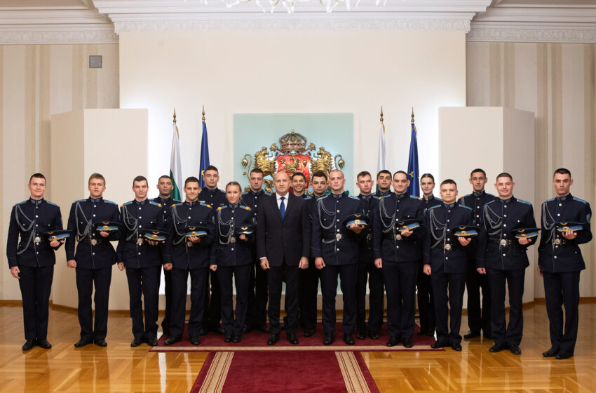  Президентът Радев към курсанти: Бойната авиация изисква отговорност и самодисциплина