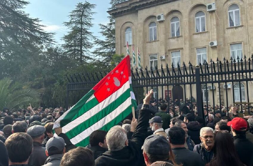  Протестиращите в Абхазия превзеха сградите на парламента, президентството и правителството