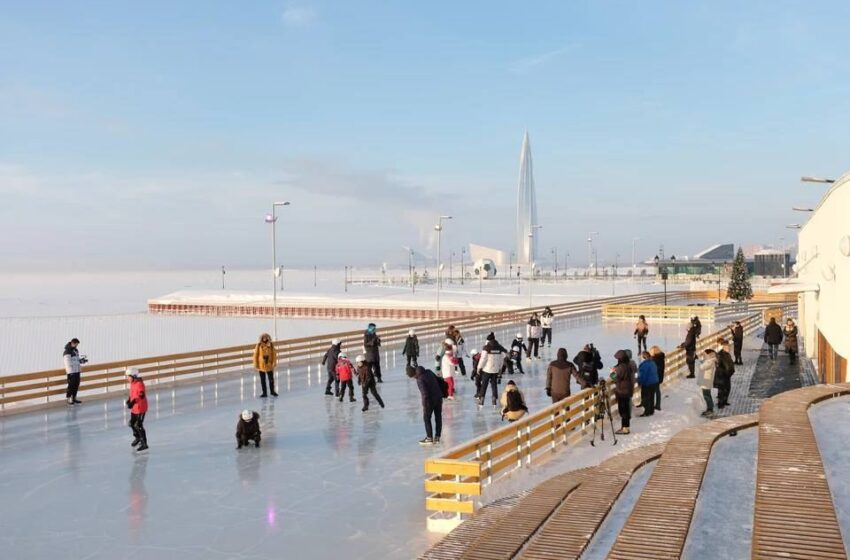  В Санкт Петербург се откри най-голямата ледена пързалка в света