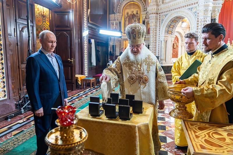  Патриарх Кирил на Рождество: Западът се опитва да задуши Русия, но Господ е с нас