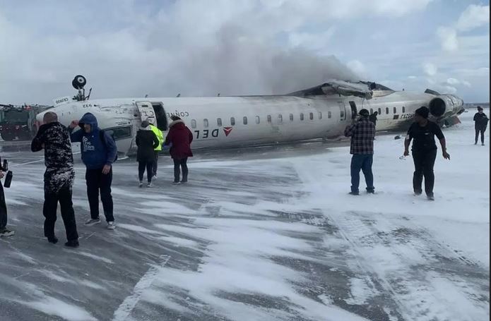  Самолет се преобърна при кацане в Торонто, 18 души бяха ранени