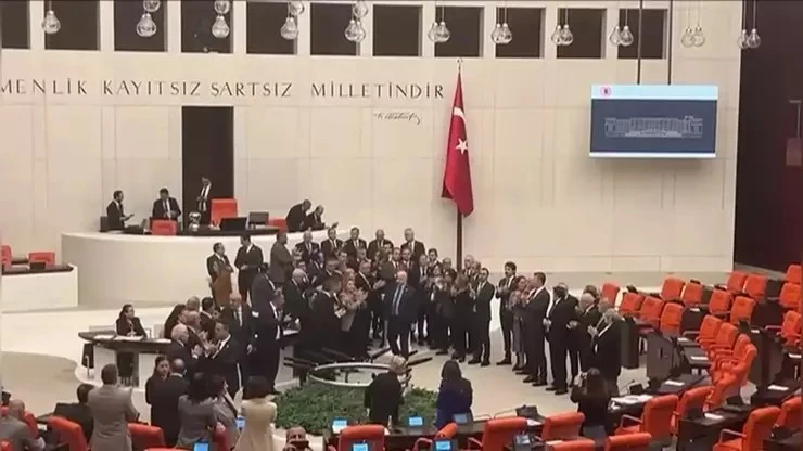 Протест в турския парламент заради ареста на Имамоглу