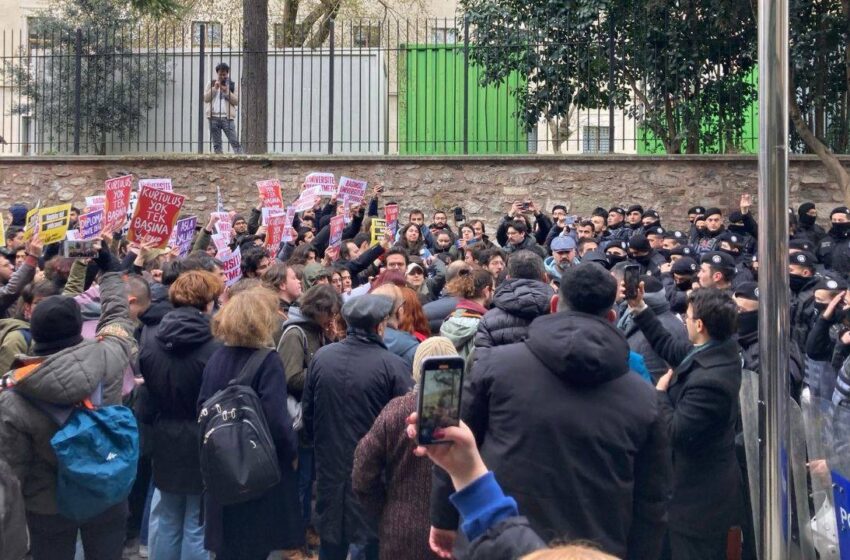  Хиляди протестират пред централата на опозиционната НРП в Анкара след ареста на кмета на Истанбул