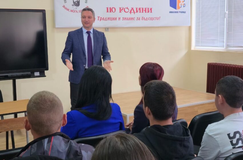 Кристиан Вигенин пред ученици в Попово: Правата на европейските граждани са защитени както никъде другаде