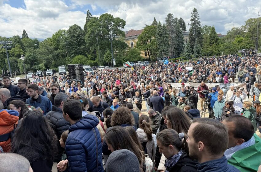Патриархът поведе хиляди на шествие в подкрепа на изучаването на предмет „Добродетели и религия“ в училище