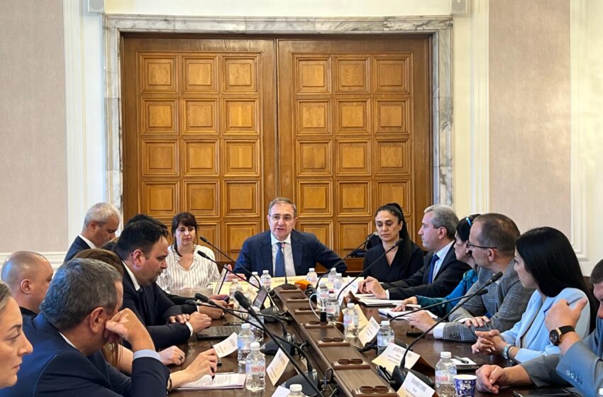 Министър Гуцанов: Отваряме процедура за закупуване на 250 електромобила от общините за социални услуги