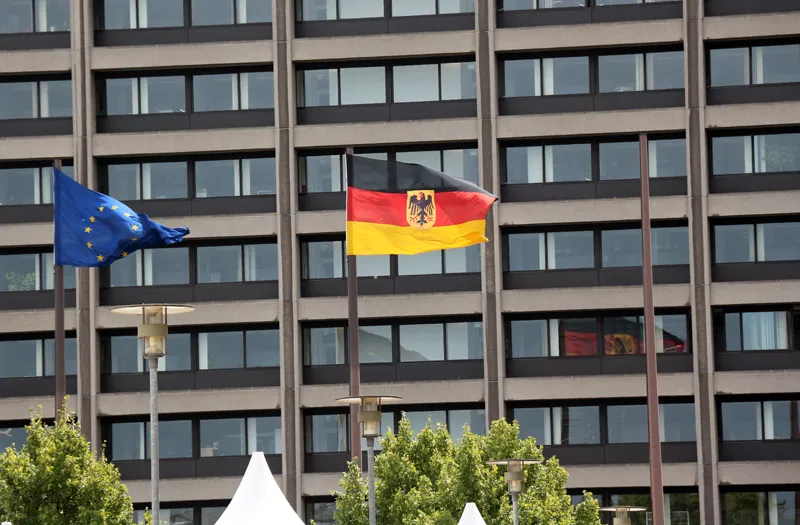 Германия се въоръжава с дълг и повлича еврозоната към нова криза