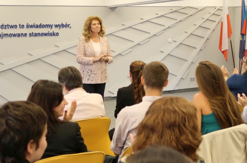  Вицепрезидентът Йотова се срещна с представители на българската общност в Краков