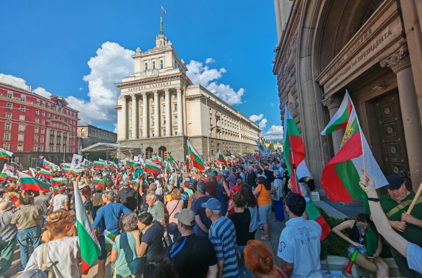 Протестът срещу еврото издига „Град на лева“ пред Министерския съвет, иска оставка на кабинета
