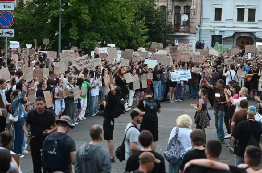  Киев прие закон, ограничаващ антикорупционните ведомства, избухнаха протести срещу властта
