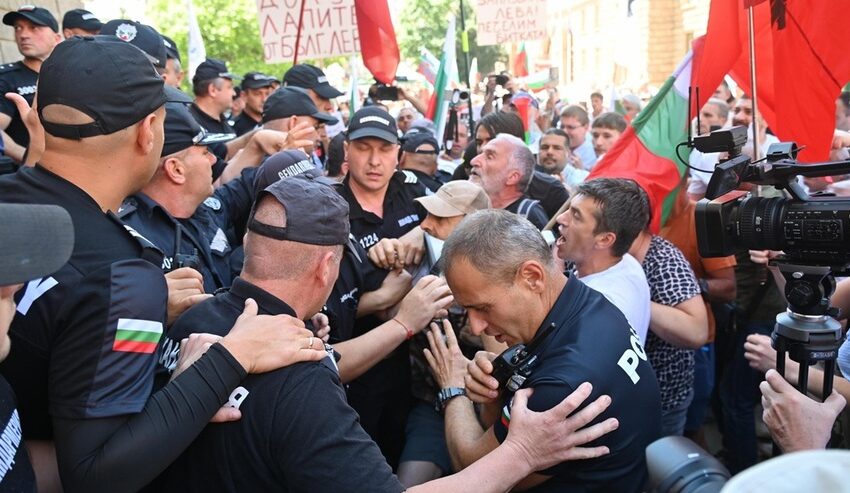 Привърженици на партия “Възраждане” протестираха пред Народното събрание