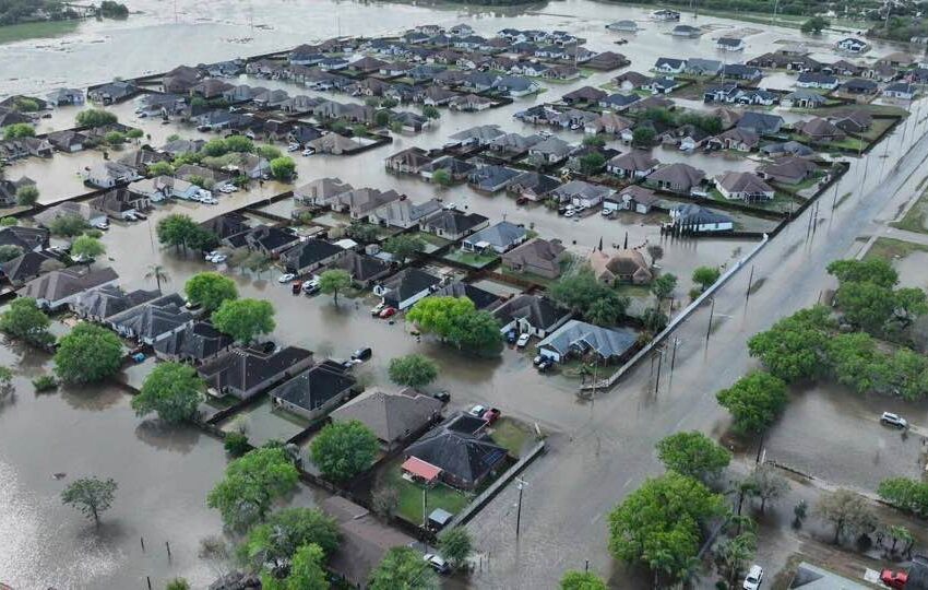 Броят на загиналите при наводненията в Тексас надхвърли 100 души