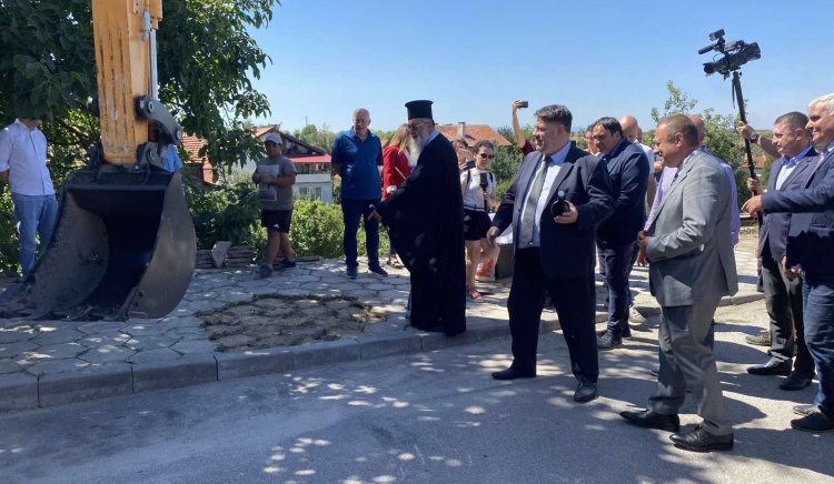 Вицепремиерът Зафиров и министър Иванов направиха първа копка за реконструкция на водопроводната мрежа в Самораново