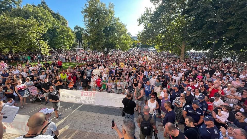 Плевенчани затрупаха с празни туби и бутилки от вода входовете на ВиК и Общината в протест срещу безводието