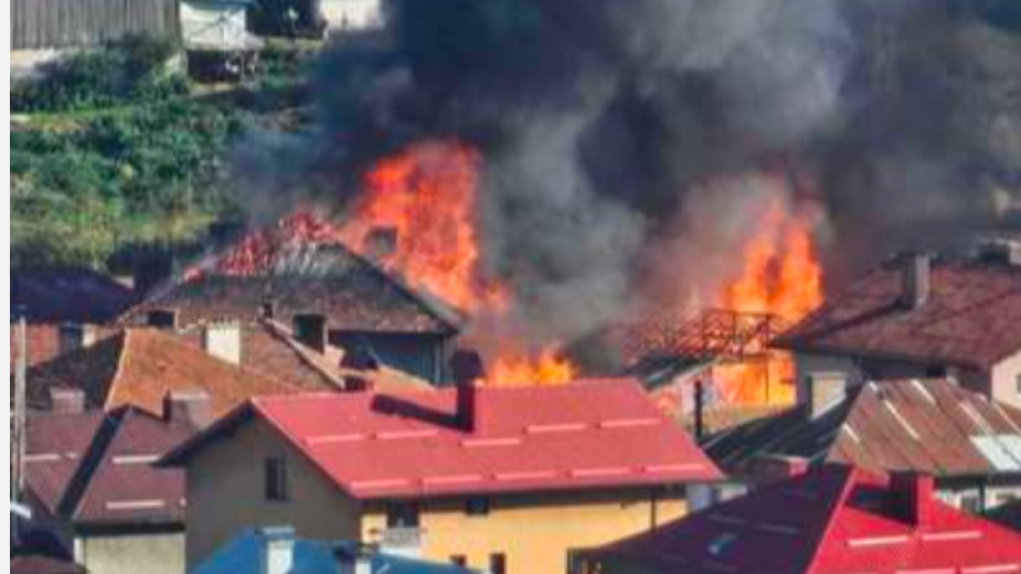 Пожар в Сърница изпепели 10 сгради, няма пострадали хора