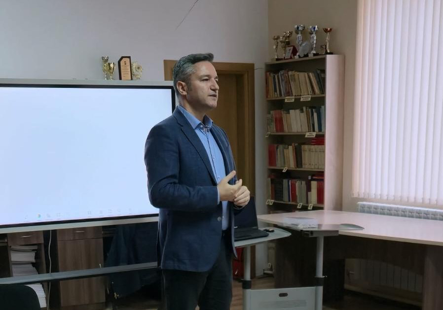 Кристиан Вигенин проведе откровен разговор с ученици от Ямбол и Айтос за бъдещето на Европа и България