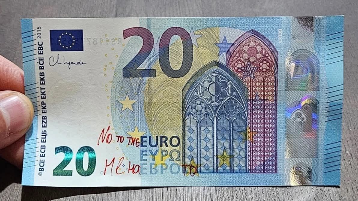 БНБ обяви евробанкнотите, надписани с  текстове или с "Не на еврото", за невалидни, приравни ги с фалшивите