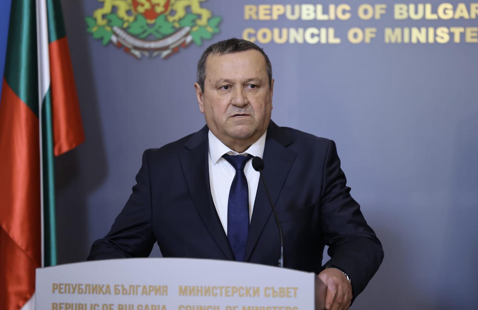 Екипи на АСП сав село Априлово, за да помагат при необходимост на пострадали от наводнението