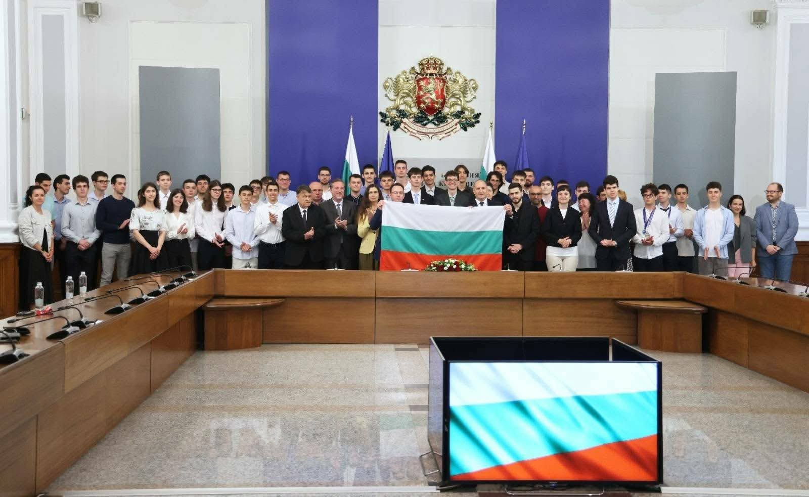 За мен е чест и удоволствие да бъда сред едни от най-блестящите умове на България, каза премиерът Румен Радев на олимпийците по природни науки