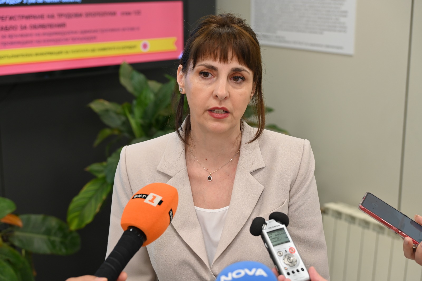 Социалният министър защити увеличението на линията на бедност до 443 евро