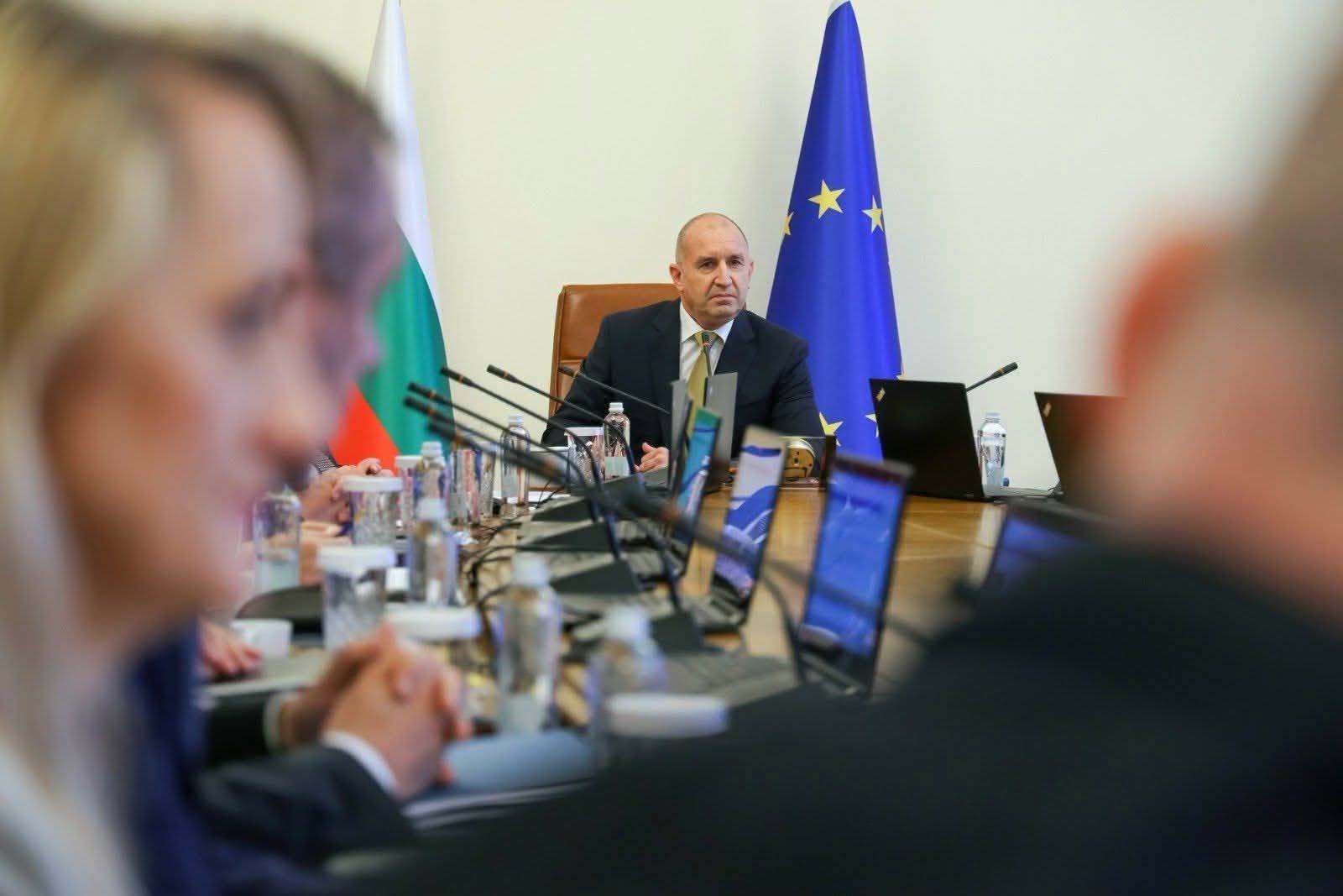 Премиерът Радев: Ще осигурим механизми цените на тока за бита и на парното да не бъдат повишавани
