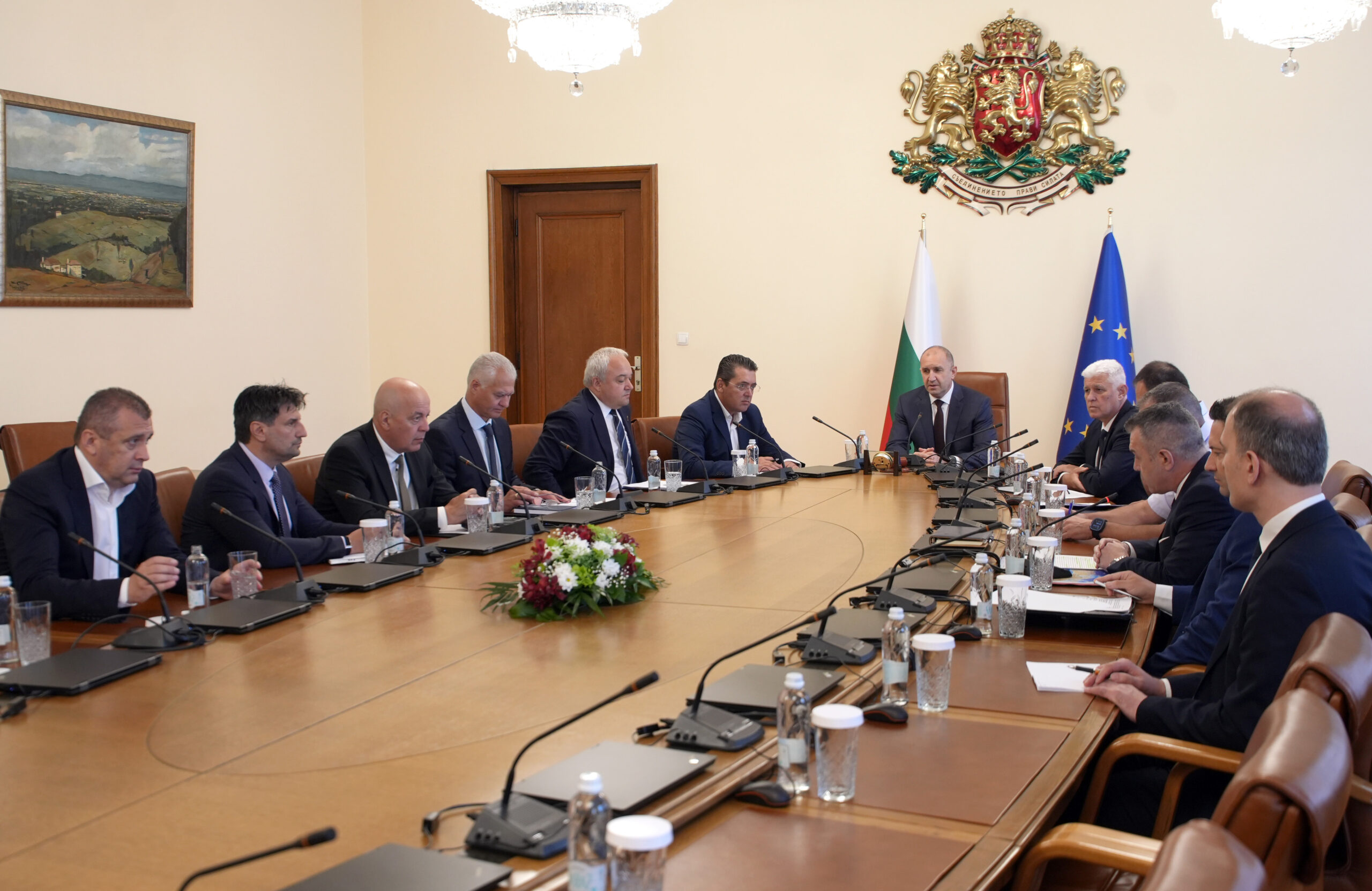 Властта: Няма да бъдат намалявани парите за семействата и децата!