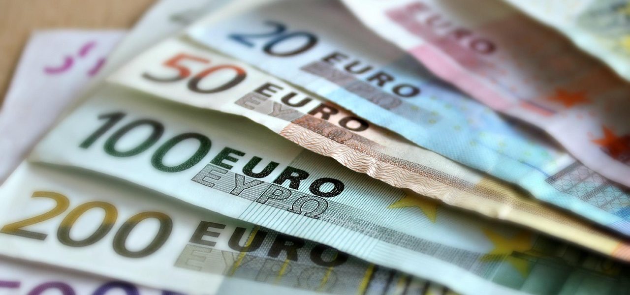 Празнични бонуси: Над 500 000 души ще получат по 50 евро коледна добавка