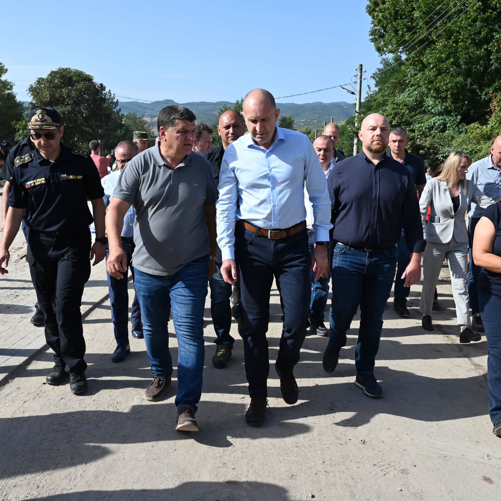 Премиерът Радев от Струмяни: Държавата няма да остави своите граждани на стихията (Обобщение)