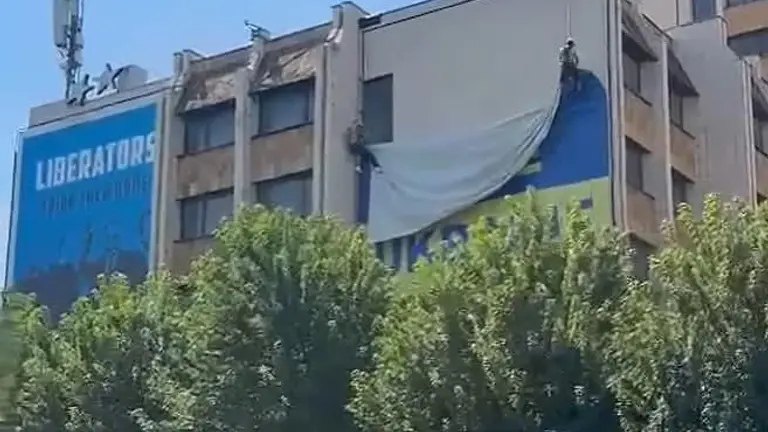 Свалиха украинското знаме от сграда в Косово след изказване на Зеленски в Белград