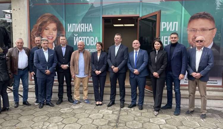 В Хасково със символично рязане на лента стартира кампанията в подкрепа на Илияна Йотова и Кирил Вълчев