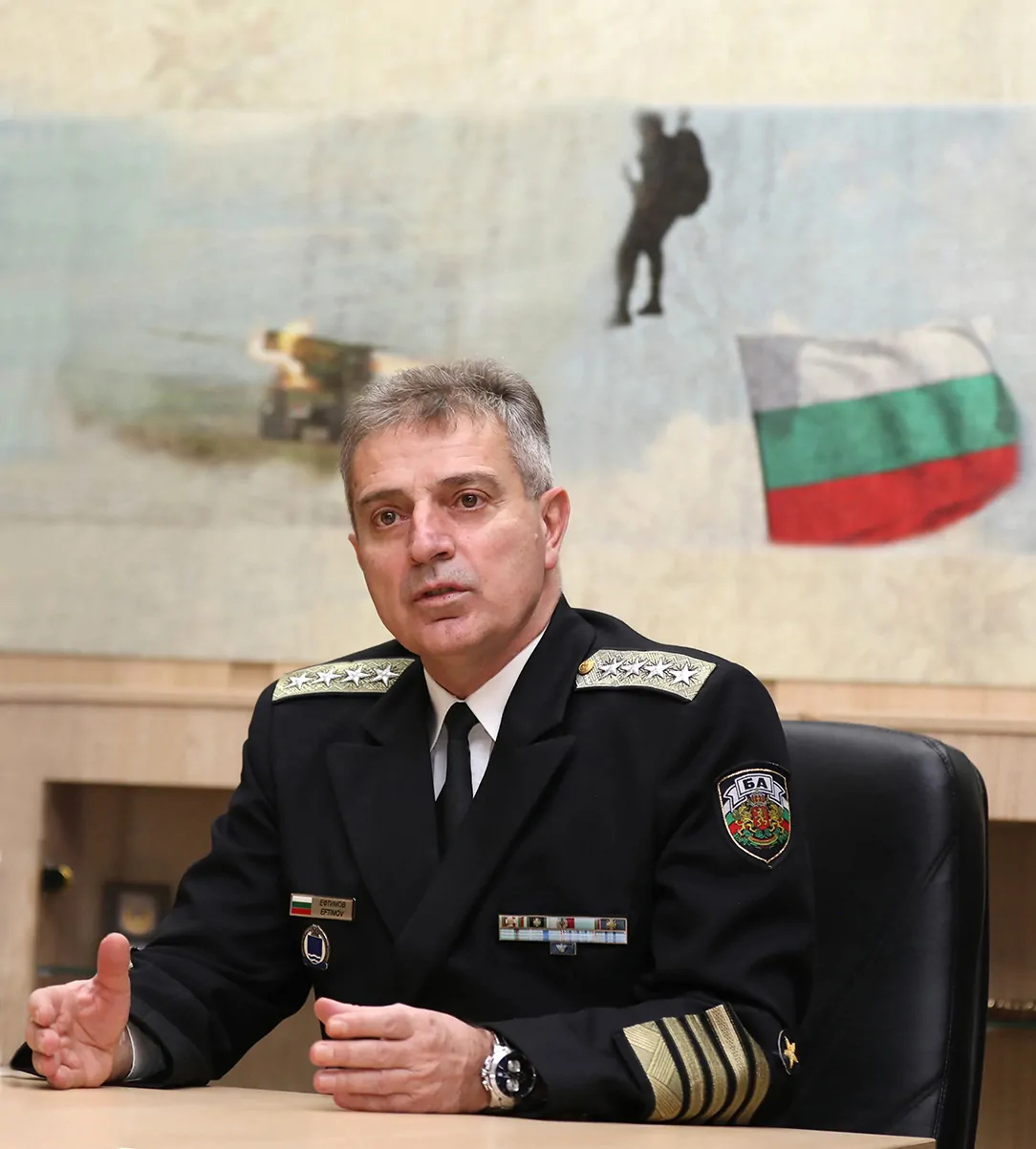 Началникът на отбраната адмирал Емил Ефтимов е подал рапорт за освобождаване от военна служба