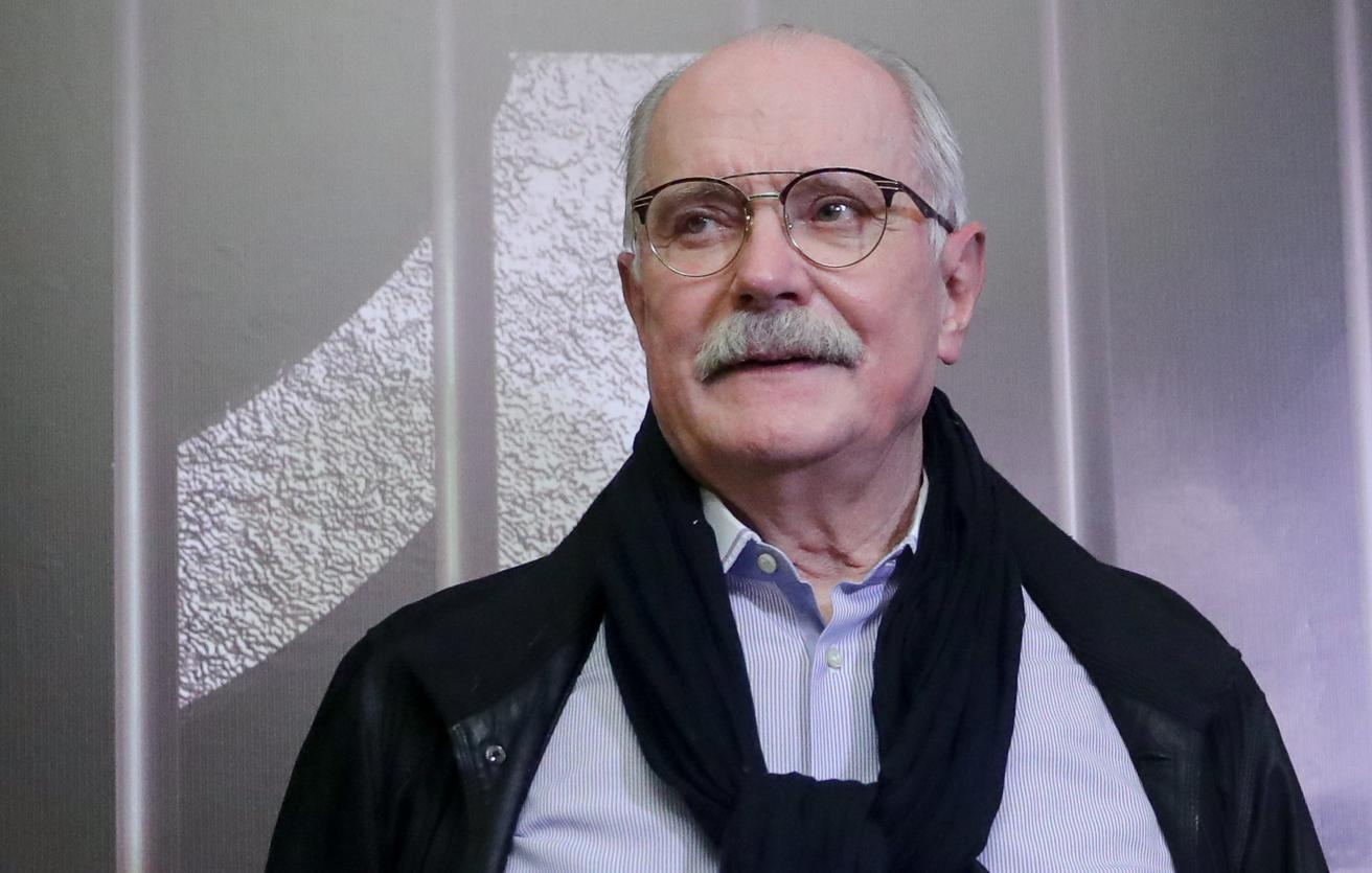Никита Михалков: Времето за седене на два стола изтича