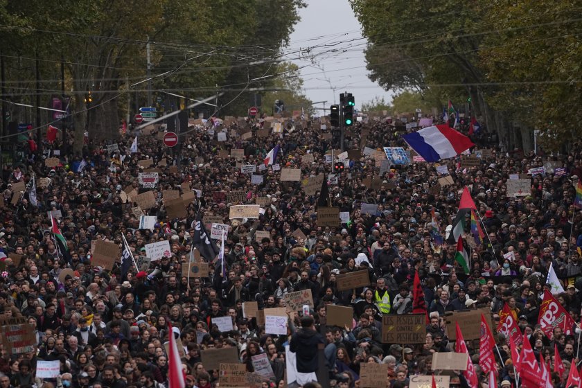 Общо 410 000 души излязоха на протести във Франция, последвани от нови улични безредици