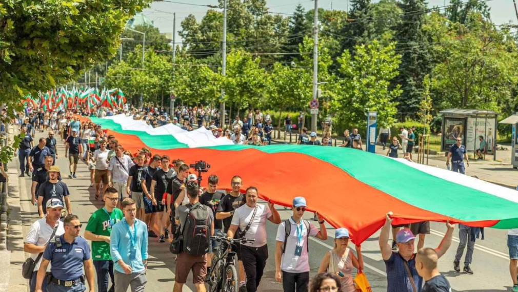 80-метровото знаме на Русе от Шествието за семейството ще посрещне цар Самуил в София